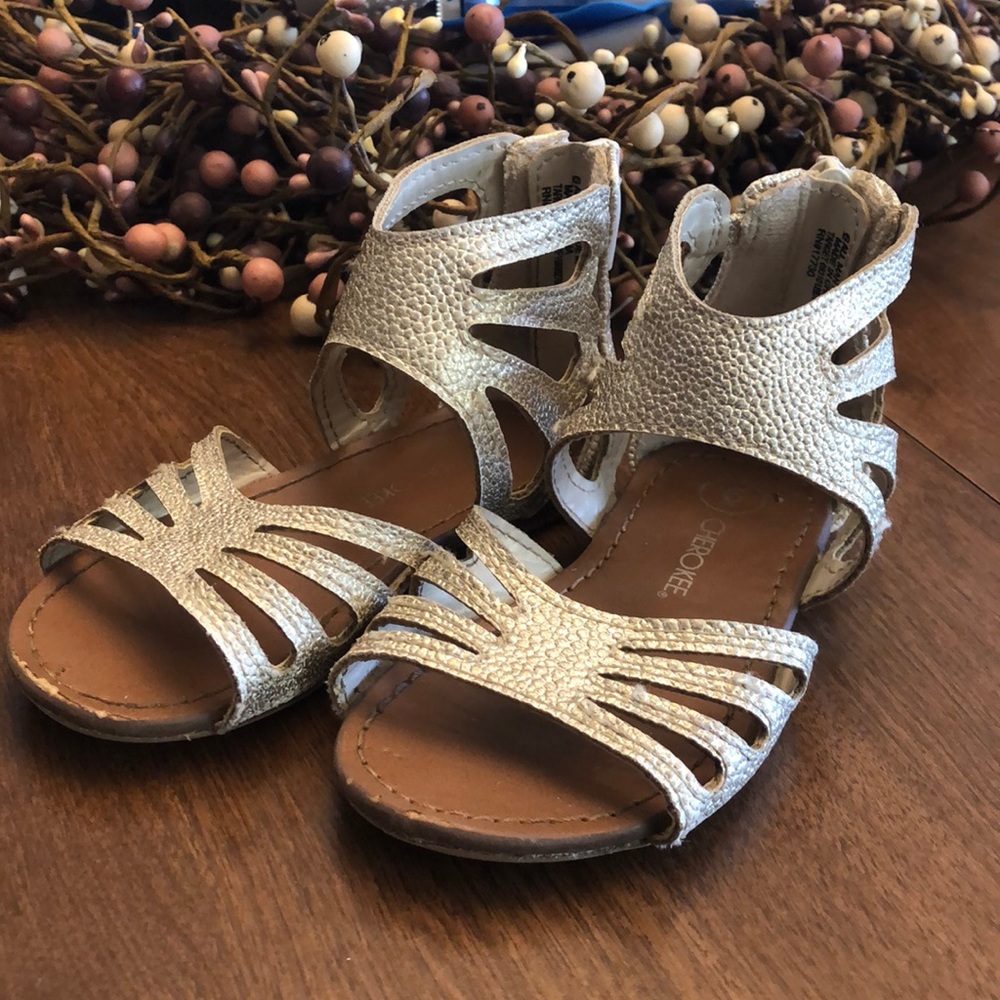 🍄Cherokee Girls Gold Sandals Size 6!!!